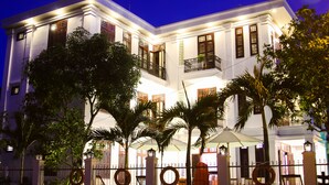 Fachada de la propiedad por la tarde o noche