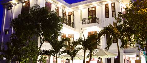 Boendets fasad - kväll/natt