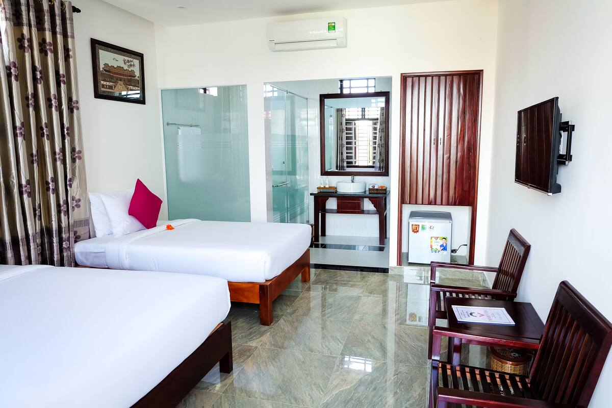 Family Room | Minibar, in-room safe, desk, blackout drapes