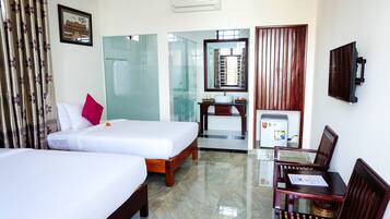 Family Room | Minibar, in-room safe, desk, blackout drapes