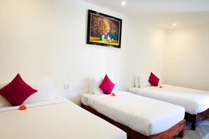 Dreibettzimmer, Poolblick | Minibar, Zimmersafe, Schreibtisch, Verdunkelungsvorhänge