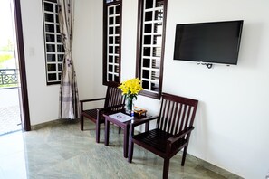 Familienzimmer | Minibar, Zimmersafe, Schreibtisch, Verdunkelungsvorhänge