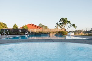 Una piscina al aire libre de temporada