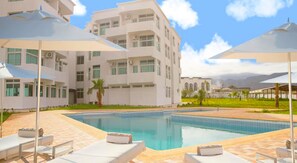 Seasonal outdoor pool, pool umbrellas, sun loungers - Hotel Angle Atlas & Spa (Dir El Ksiba)