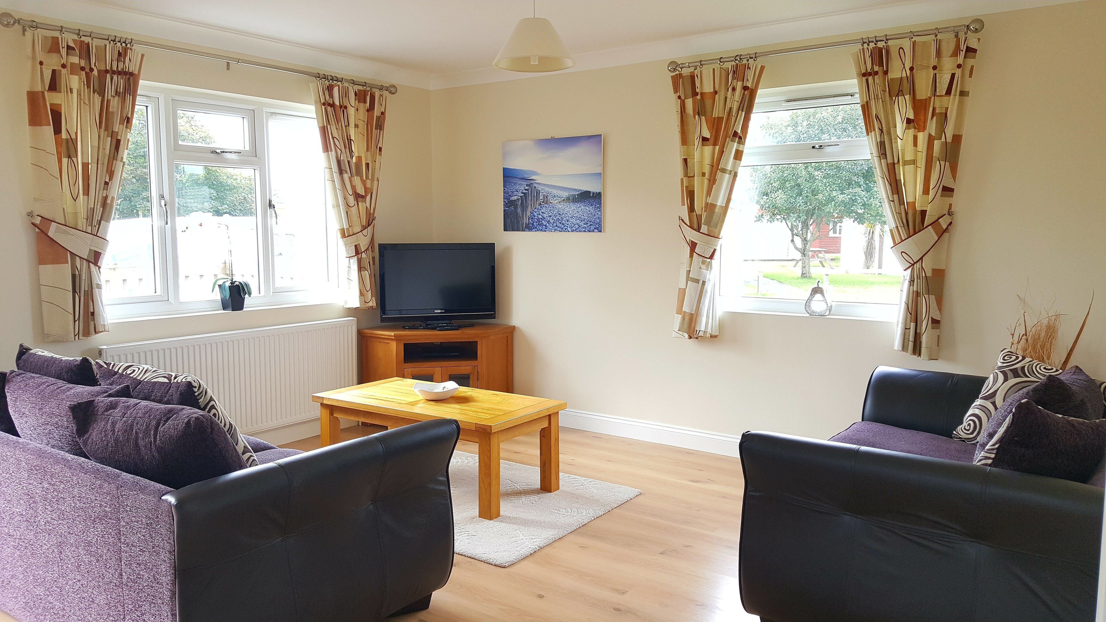 Luxury Cabin, 3 Bedrooms | Living room | Flat-screen TV