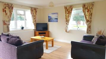 Luxury Cabin, 3 Bedrooms | Living room | Flat-screen TV