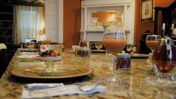 Desayuno completo gratuito y diario