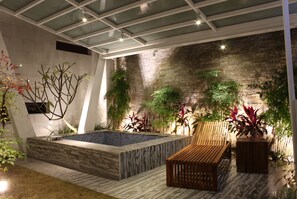 Un espace piscine intérieur moderne, avec un banc en bois et des plantes en pot.