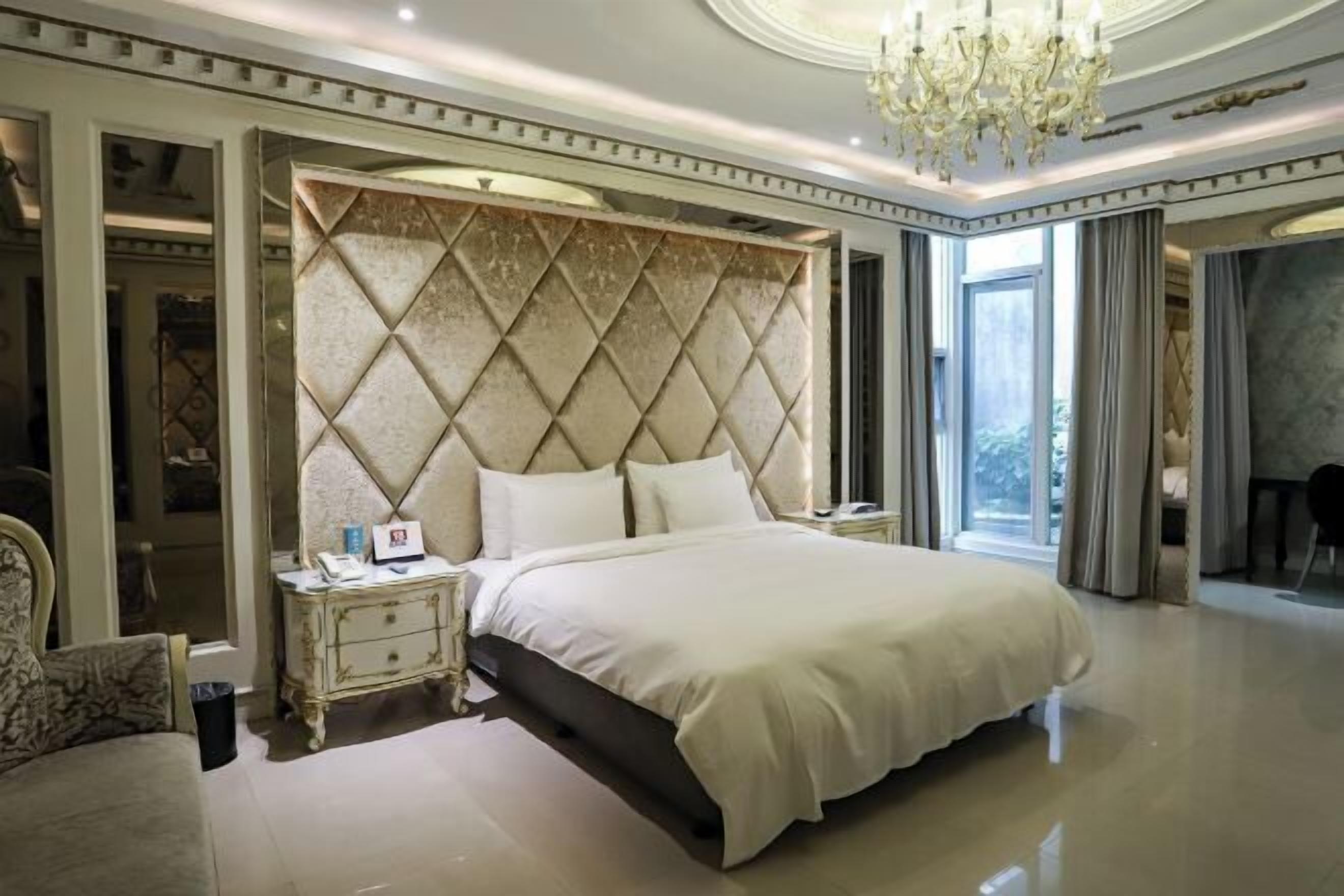 Desk, soundproofing, iron/ironing board, free WiFi