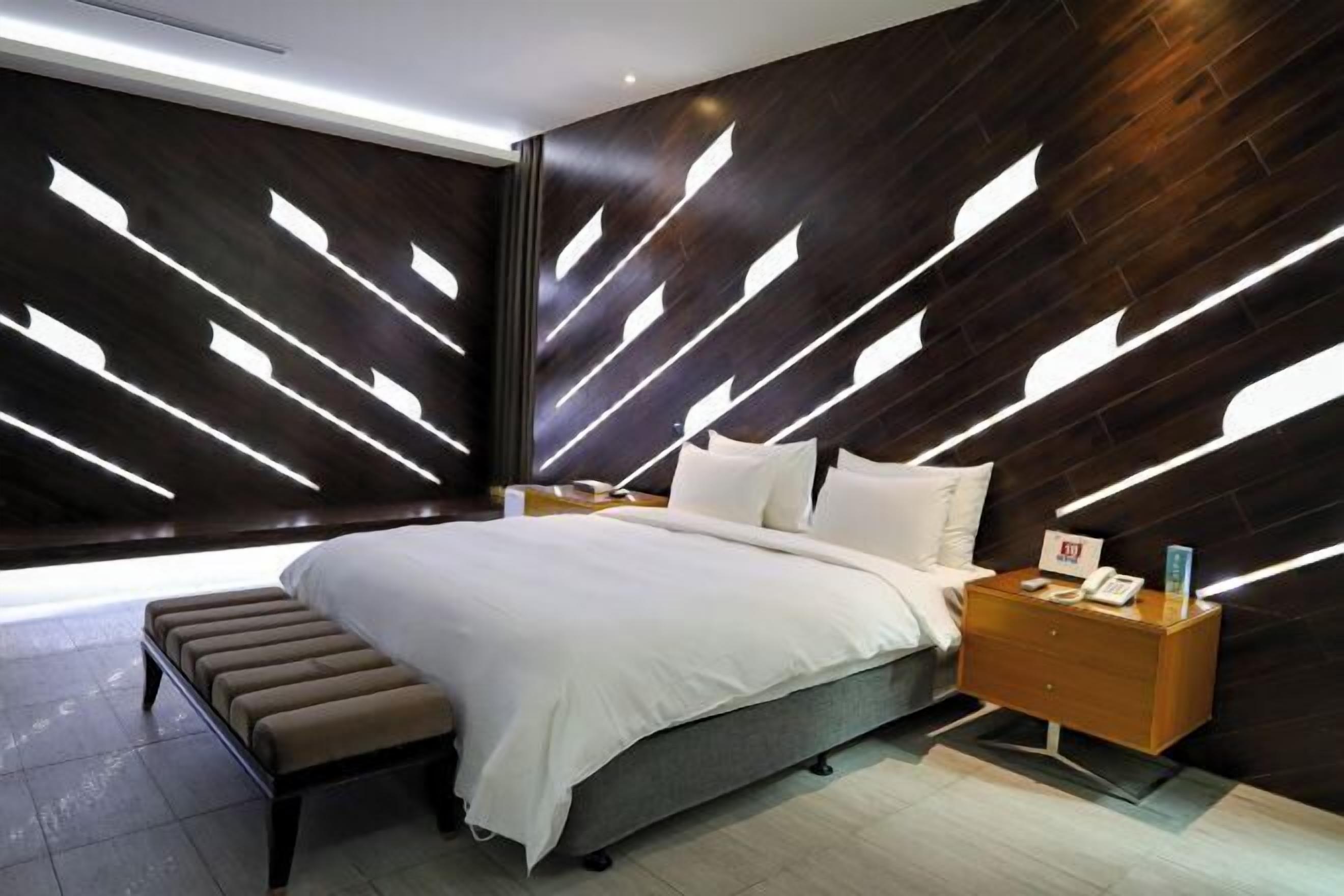 Desk, soundproofing, iron/ironing board, free WiFi