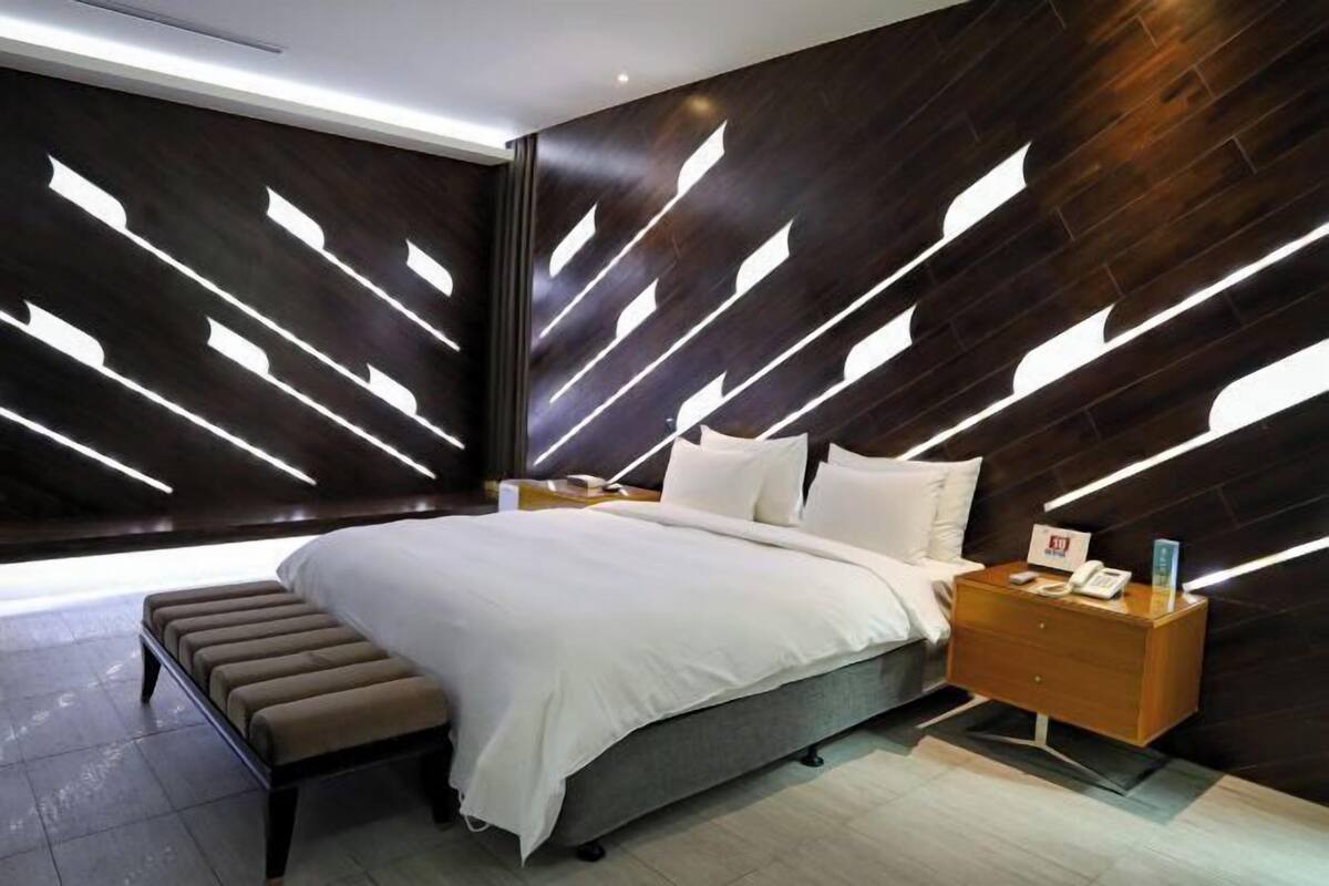 Skrivbord, ljudisolering, strykjärn/strykbräda och gratis wi-fi