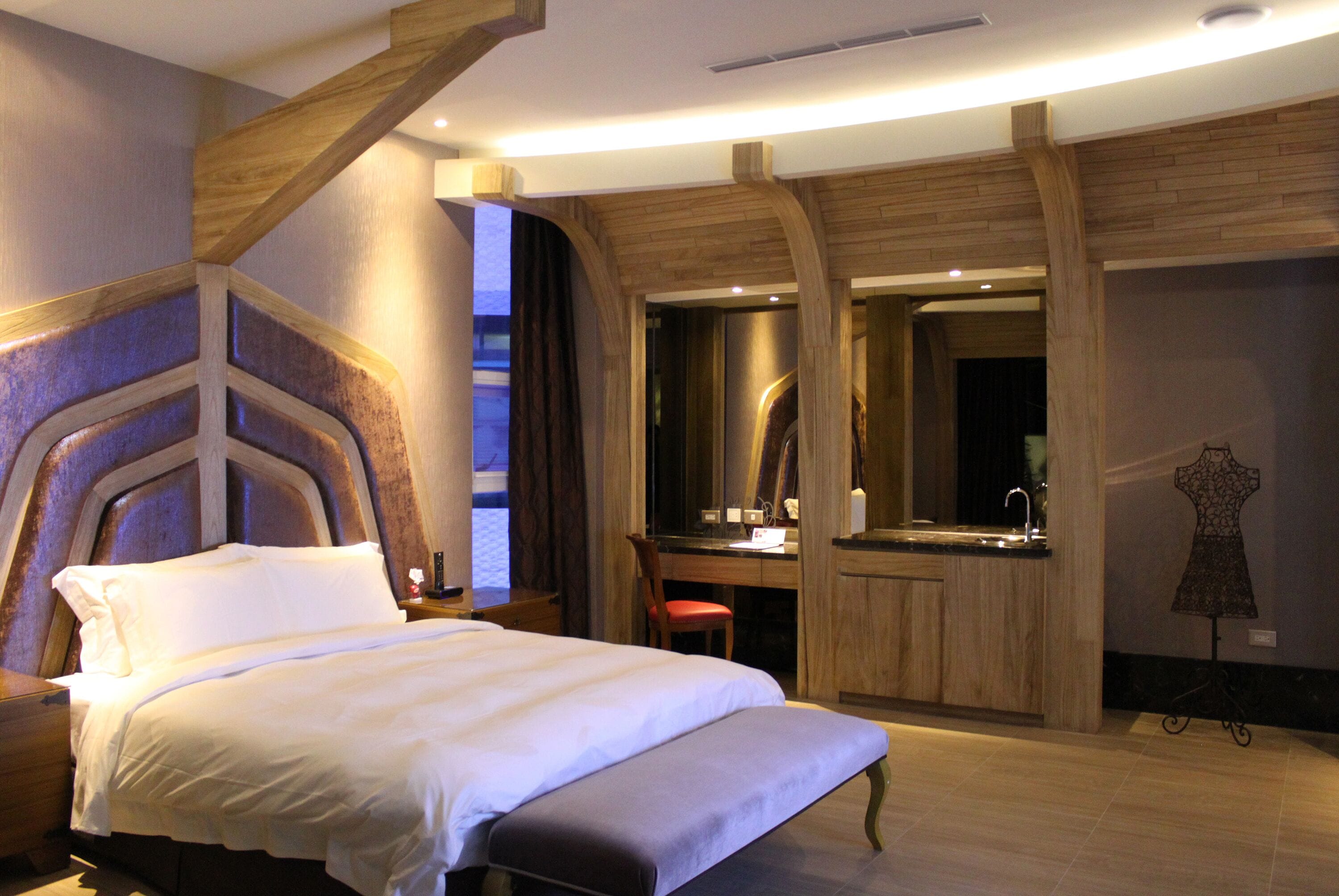 Standard Suite (Check in time starts from 6pm) | Desk, soundproofing, iron/ironing board, free WiFi