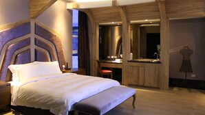 A modern bedroom with a large bed, a desk, and a bathroom. - All-Ur Boutique Motel - Yi-Lan Branch (Yilan)