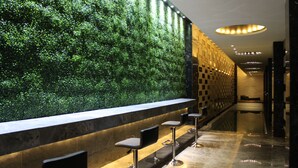 A modern bar area with a green wall and bar stools. - All-Ur Boutique Motel - Yi-Lan Branch (Yilan)