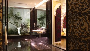 A luxurious bathroom with a large mirror, a sink, and a decorative wall. - All-Ur Boutique Motel - Yi-Lan Branch (Yilan)
