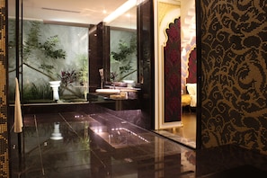 VIP Suite Check in time starts from 6pm | Bathroom amenities | Separate bathtub and shower, free toiletries, hair dryer, slippers - All-Ur Boutique Motel - Yi-Lan Branch (Yilan)