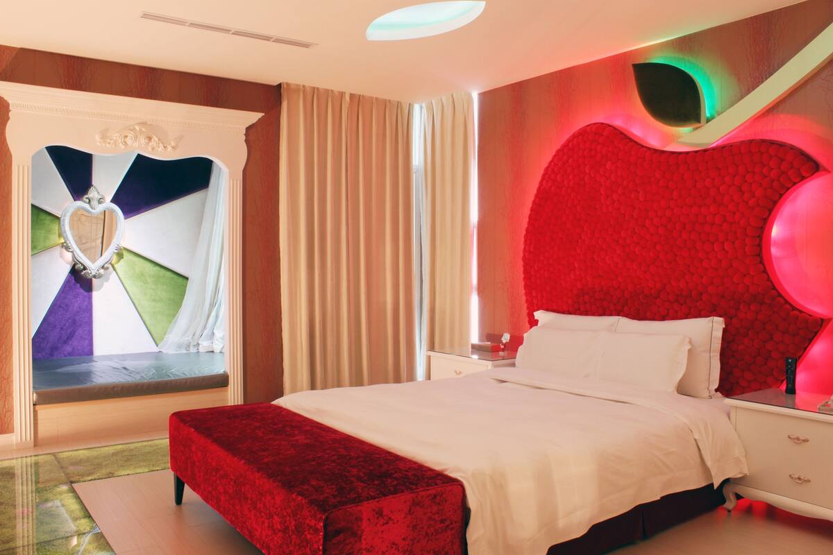 Suite (Check in time starts from 6pm) | Een bureau, geluiddichte muren, een strijkplank/strijkijzer, gratis wifi