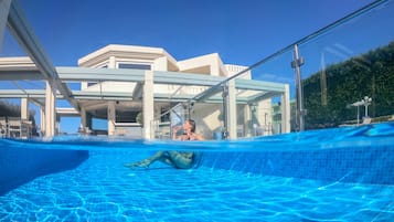 Piscina externa, funciona das 11h às 19h, guarda-sóis, espreguiçadeiras