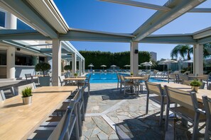 Poolside bar