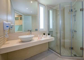 Studio | Bathroom | Bathtub, free toiletries, towels