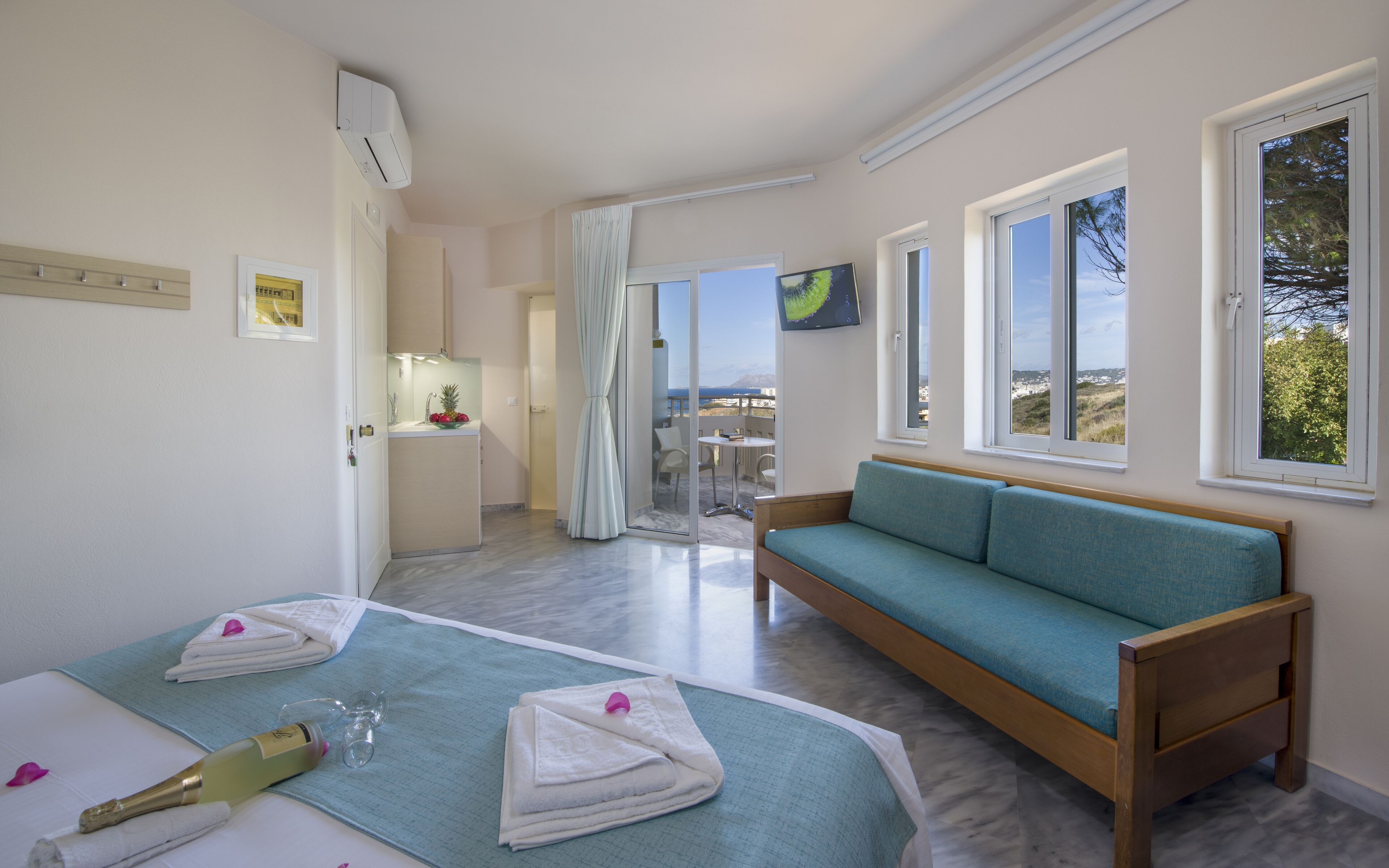 studio | in-room safe, desk, blackout curtains, soundproofing