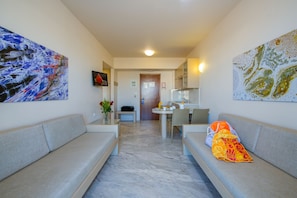 Apartamento, 1 quarto | Área de estar | TV de tela plana 28 polegadas com canais via satélite, TV