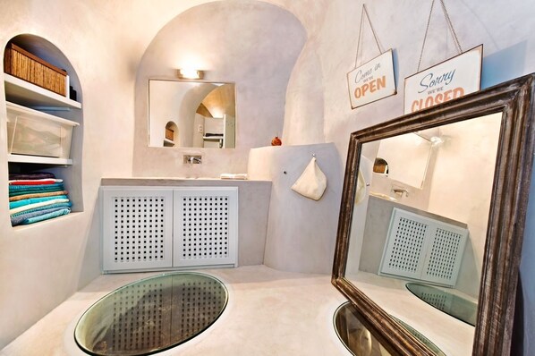 House, 2 Bedrooms | Bathroom | Shower, free toiletries, hair dryer, towels - Pyrgos Old winery villa (Santorini)