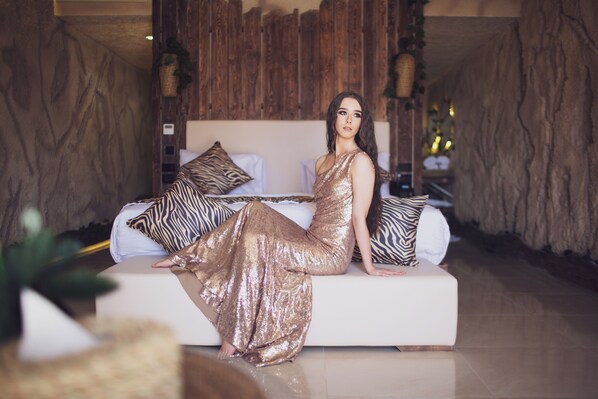 Luxury-Doppelzimmer, Poolblick | 1 Schlafzimmer, Minibar, Zimmersafe, Schreibtisch