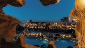 Deluxe Double or Twin Room, Pool View | Minibar, in-room safe, blackout curtains, soundproofing