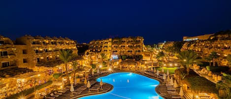 2 piscines extérieures, parasols de plage, chaises longues