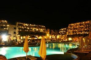 2 Außenpools, Sonnenschirme, Liegestühle