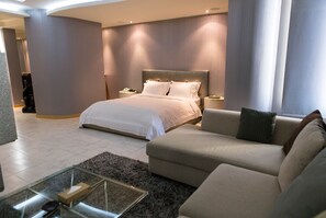 Presidentiële suite (Check in time starts from 6pm) | Woonkamer | Een lcd-televisie