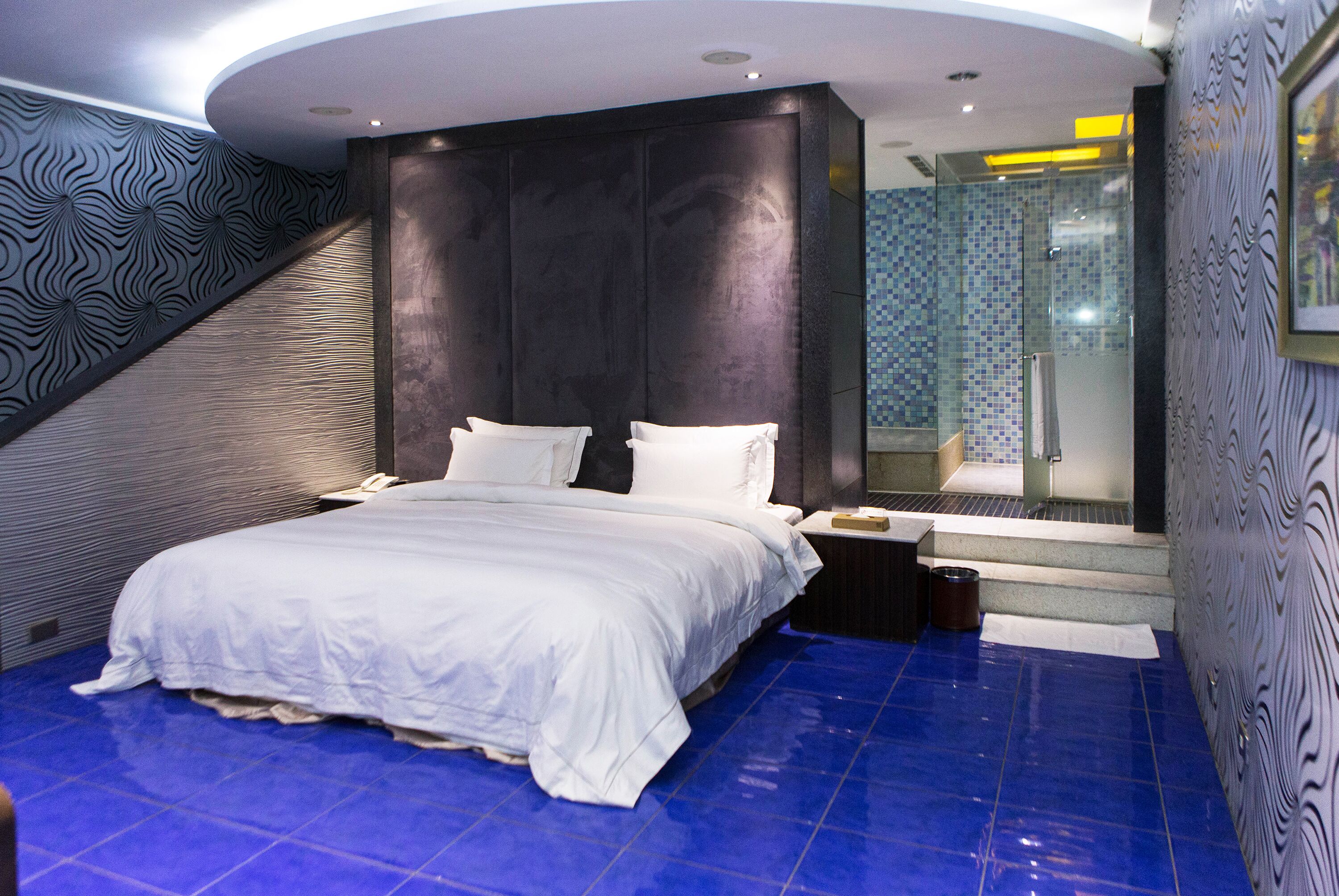 paragon suite check in time starts from 6pm | free wifi