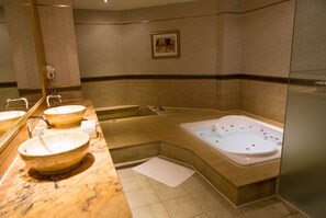 Royal suite (Check in time starts from 6pm) | Badkamer | Een aparte badkuip en douche, een haardroger, pantoffels, handdoeken