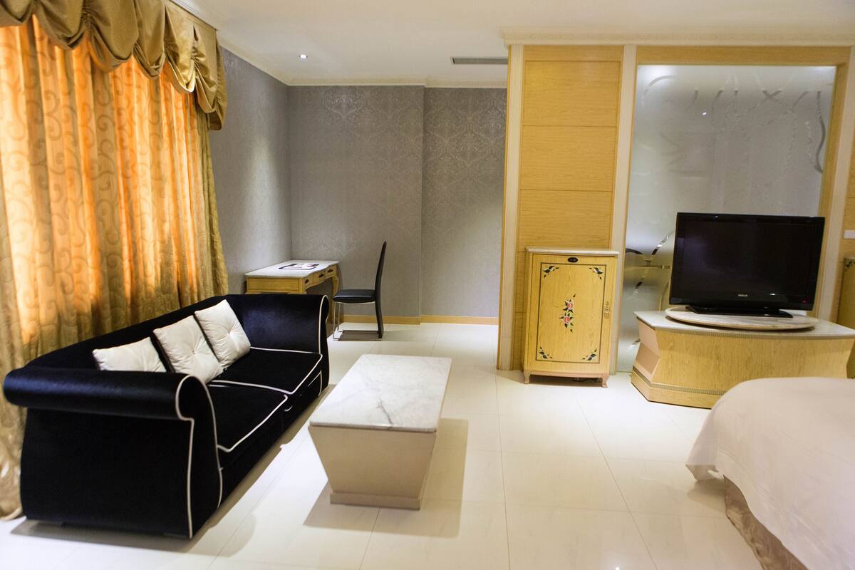 Suite (Check in time starts from 6pm) | Sala de estar | Una televisión LCD