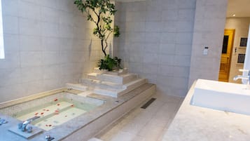 Bañera y ducha independientes, secador de pelo, pantuflas, toallas