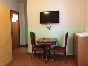 Doppel- oder Zweibettzimmer | Wohnbereich | Flachbildfernseher