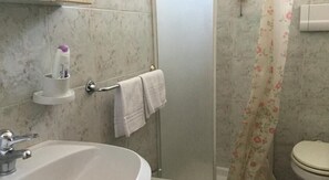Doppel- oder Zweibettzimmer | Badezimmer | Dusche, Haartrockner, Handtücher