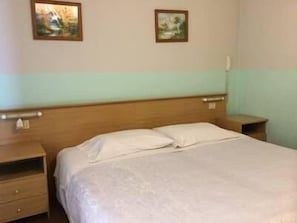 Doppel- oder Zweibettzimmer | Schreibtisch, kostenloses WLAN