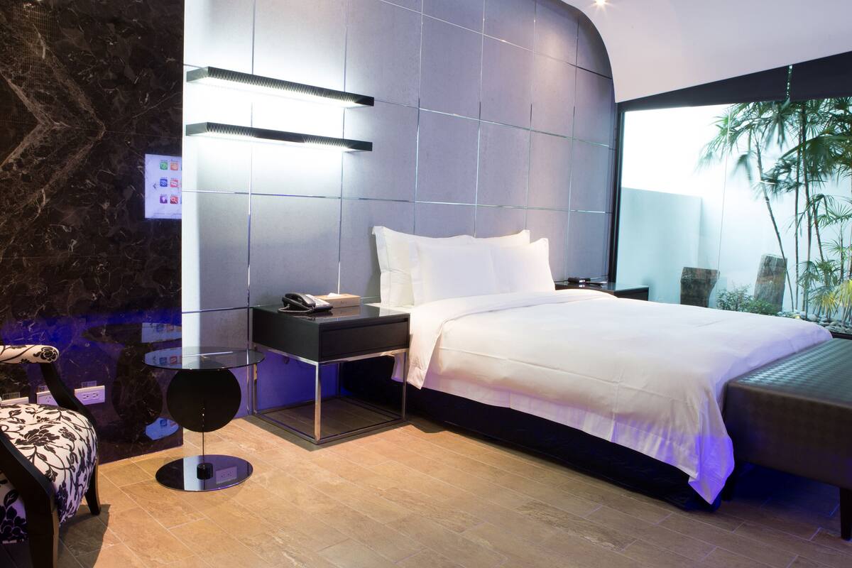 platinum suite (check in time starts from 6pm) | minibar, desk, iron/ironing board, free wifi