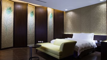 Royal Suite (Check in time starts from 6pm) | Bar mini, meja, seterika/papan seterika, Wi-fi percuma