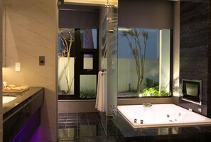 A modern bathroom with a large bathtub, a glass shower enclosure, and a view of greenery outside. - All-Ur Boutique Motel - Hua-Lian Branch (Ji'an)