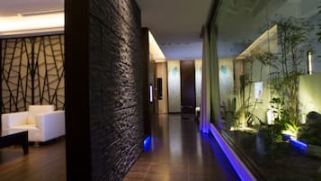 Royal Suite (Check in time starts from 6pm) | Ruang tamu | TV LCD