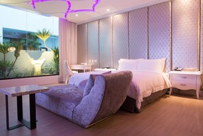 Phòng Suite Premier (Check in time starts from 6pm) | Minibar, bàn, bàn ủi/dụng cụ ủi quần áo 