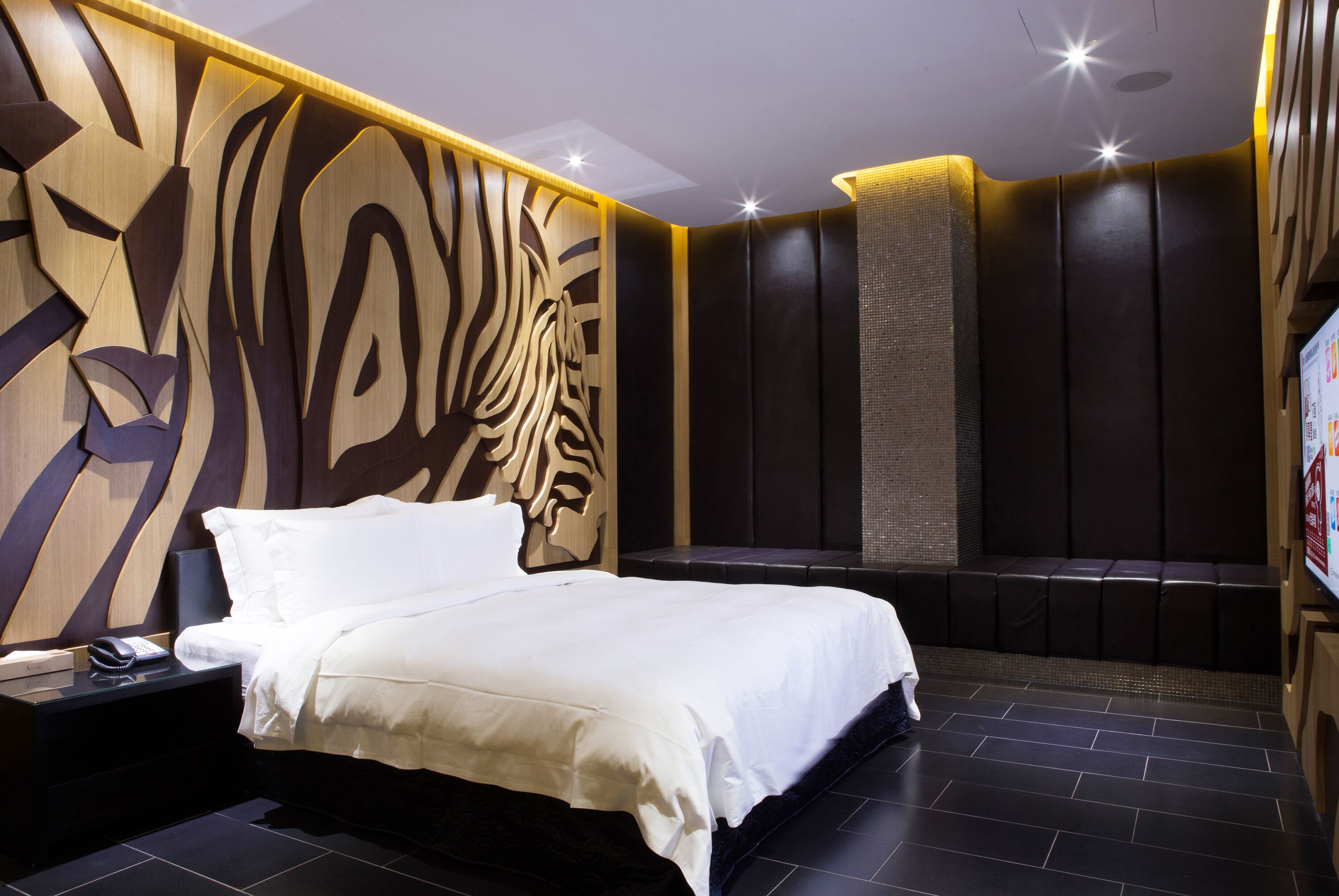 platinum suite (check in time starts from 6pm) | minibar, desk, iron/ironing board, free wifi