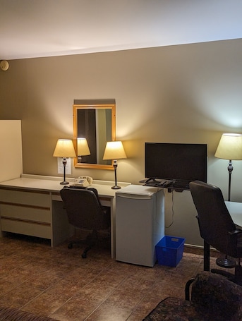 Standard Room, 1 King Bed | Desk, laptop workspace, blackout drapes, iron/ironing board