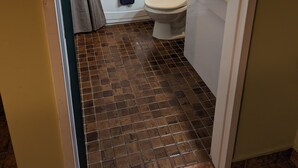 Ein Badezimmer mit Dusche, Toilette und Waschbecken.
