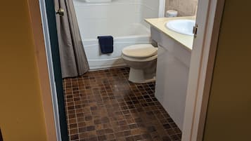 Combined shower/tub, hair dryer, towels