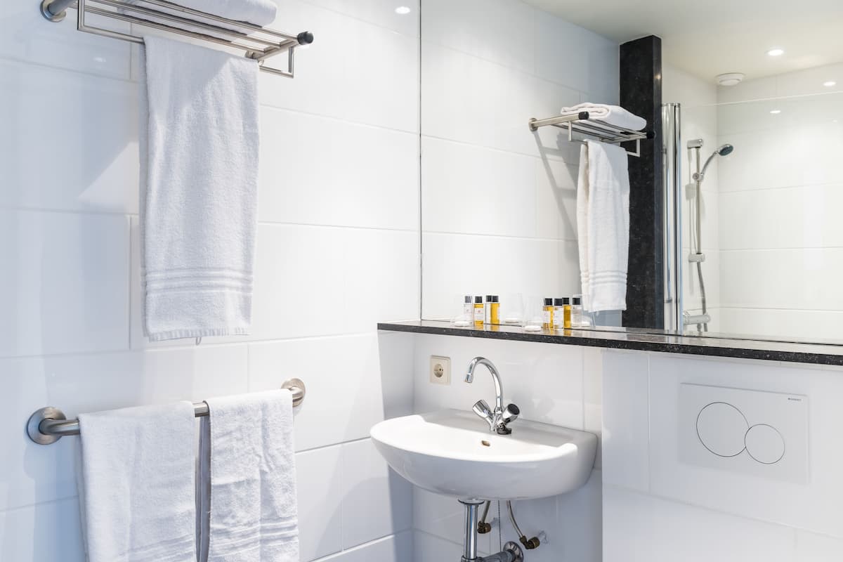 double room | bathroom | shower, free toiletries, hair dryer, towels