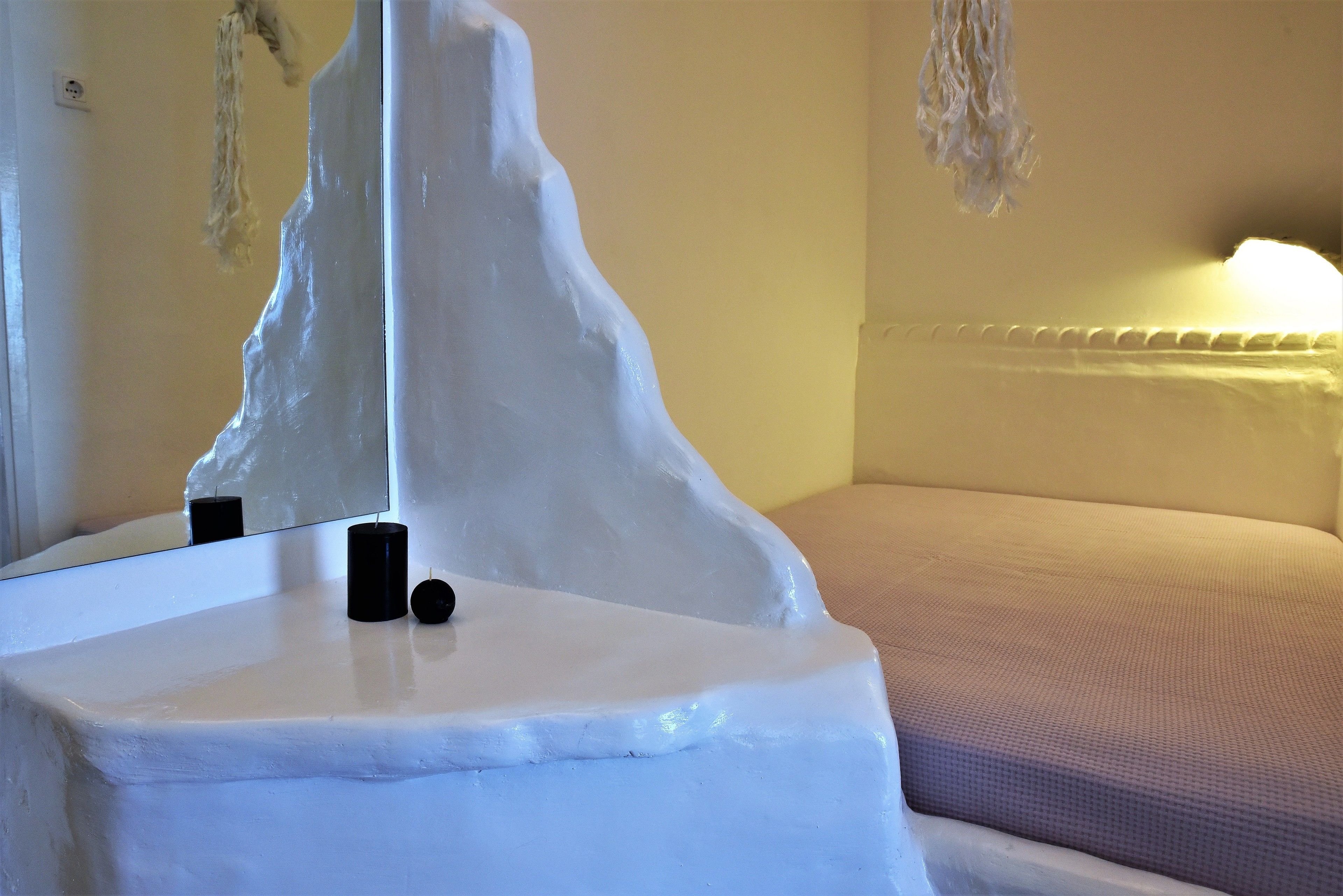 Une salle de bain avec une baignoire blanche, un miroir et un porte-serviettes.